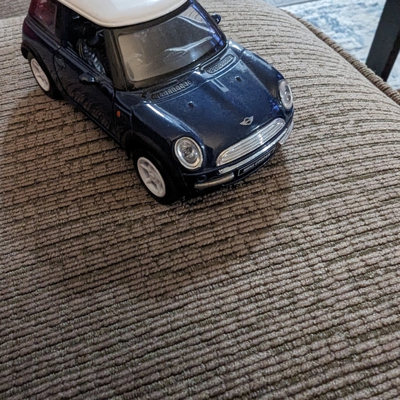 Die Cast Mini Copper. Made in China. Doors open and close. - Picture 5 of 5